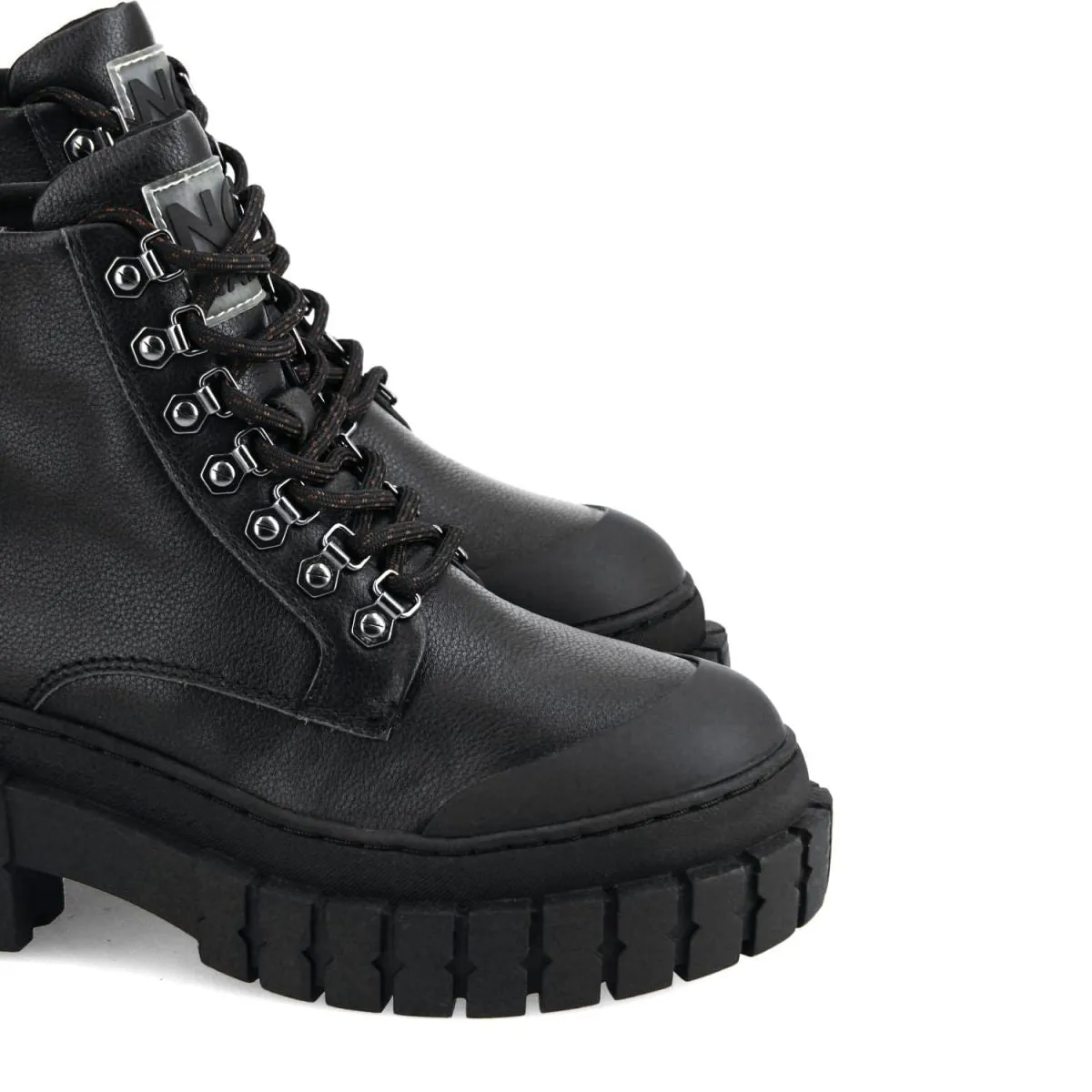 Kross Low Nappa Grain Black Boots